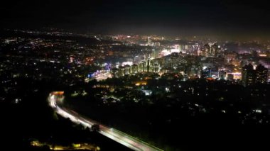 Al-Farabi Bulvarı manzaralı Almatı şehrinin gece vakti geçişi