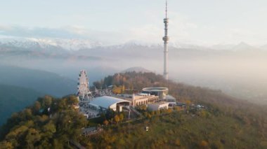 Televizyon Kulesi ve Almaty City 'deki eğlence parkı ile Kok-Tobe tepesinin havadan görüntüsü.