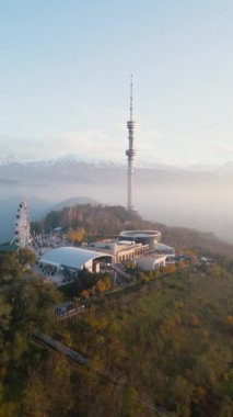 Televizyon Kulesi ve Almaty City 'deki eğlence parkı ile Kok-Tobe tepesinin havadan görüntüsü.