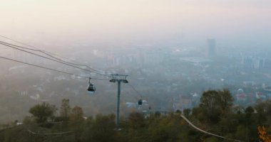 Almaty Kazakistan 'daki Kok-tobe tepesine giden kablo yol sisli bir gün.