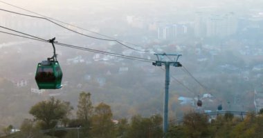 Almaty Kazakistan 'daki Kok-tobe tepesine giden kablo yol sisli bir gün.