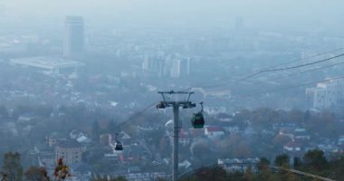 Almaty Kazakistan 'daki Kok-tobe tepesine giden kablo yol sisli bir gün.
