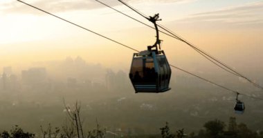 Almaty Kazakistan 'daki Kok-tobe tepesine giden kablo yol sisli bir gün.