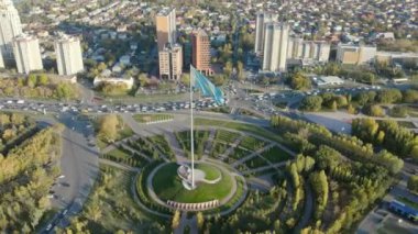 Astana şehrinde şehir manzaralı Kazakistan bayrağını dalgalandıran hava manzarası