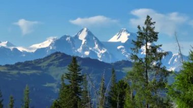Doğu Kazakistan 'daki güzel kar kaplı Alatau dağlarının hava manzarası.