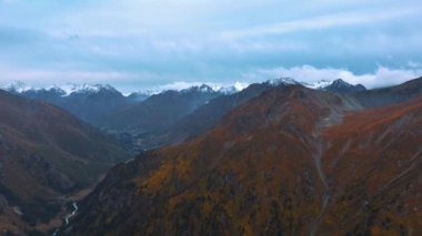Doğu Kazakistan 'daki güzel Dzungarian Alatau dağlarının ve bulutlarının hava manzarası.