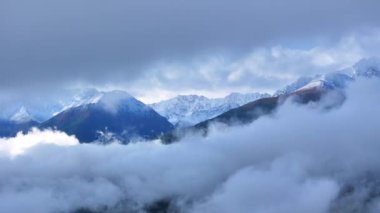 Doğu Kazakistan 'daki güzel kar kaplı Alatau dağlarının hava manzarası.