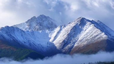 Doğu Kazakistan 'daki güzel kar kaplı Alatau dağlarının hava manzarası.