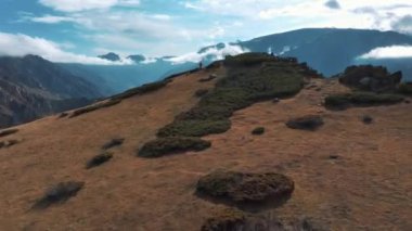 Dağ yamacının sonuna doğru koşan adamın hava görüntüsü.