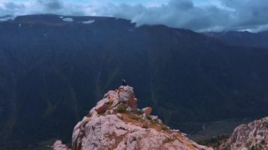 Uçurumun tepesinde duran adamın havadan görünüşü