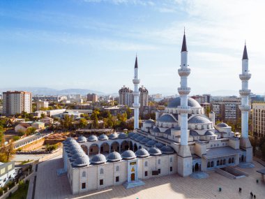 Bişkek şehrinde adı İmam Sarakhsi olan caminin havadan görünüşü