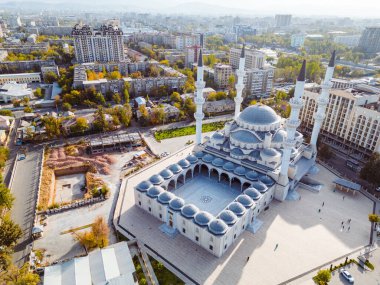 Bişkek şehrinde adı İmam Sarakhsi olan caminin havadan görünüşü