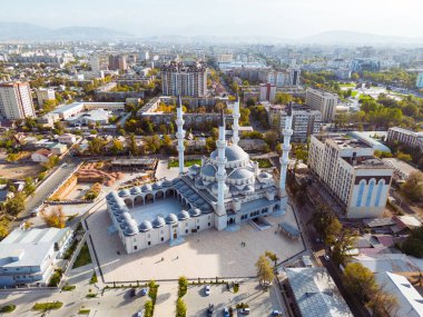 Bişkek şehrinde adı İmam Sarakhsi olan caminin havadan görünüşü