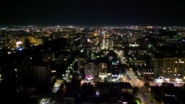Bishkek, Kırgızistan - 15 Temmuz 2023: Geceleri Bişkek şehrinin havadan görünüşü