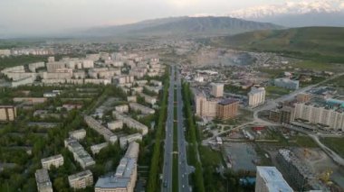 Bişkek, Kırgızistan - 13 Mayıs 2023: Arka planda karlı dağlar bulunan Kırgızistan 'ın havadan görünüşü