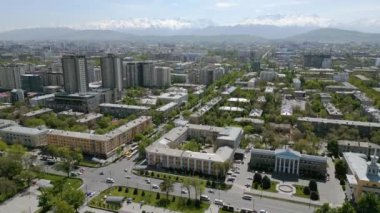 Bişkek, Kırgızistan - 13 Mayıs 2023: Arka planda karlı dağlar bulunan Kırgızistan 'ın havadan görünüşü