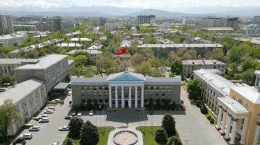 Bishkek, Kırgızistan - 13 Mayıs 2023: Arka planda karlı dağlar bulunan Bişkek Belediye Binası 'nın havadan görünüşü