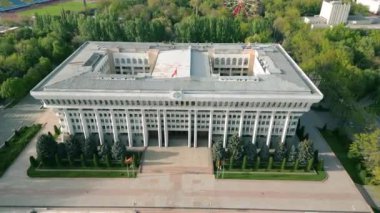 Kırgız Cumhuriyeti 'nin binası Jogorku Kenesh' in (Parlamento) havadan görünüşü. Kırgızistan Beyaz Sarayı