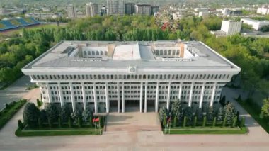 Kırgız Cumhuriyeti 'nin binası Jogorku Kenesh' in (Parlamento) havadan görünüşü. Kırgızistan Beyaz Sarayı