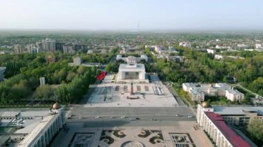 Bahar boyunca Bişkek şehrinin çok merkezi meydanının havadan görünüşü