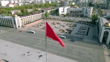 Bahar boyunca Bişkek şehrinin çok merkezi meydanının havadan görünüşü