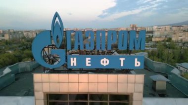 Bishkek, Kırgızistan - 12 Nisan 2023: Gazprom şirket logosu inşaata devam ediyor. Gazprom Neft, Rusya 'nın en büyük üçüncü petrol üreticisi ve rafine çalışmalarına göre üçüncü sırada yer alıyor..