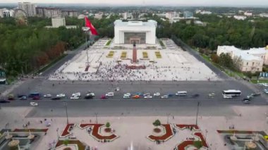 Bishkek, Kırgızistan - 15 Temmuz 2023: Bişkek şehrinin bayrak sallayan Ala-Too merkez meydanının hava hiper yanılma manzarası