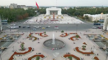 Bişkek, Kırgızistan - 15 Temmuz 2023: Bişkek şehrinin Ala-Too merkez meydanının dalgalı bayrağı