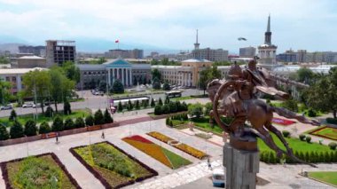 Bişkek, Kırgızistan - 30 Temmuz 2024: Manas Heykeli ve Bishkek Belediye Binası 'nın çevresi ve yeşillikleri