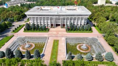 Bişkek, Kırgızistan - 30 Temmuz 2024: Yüksek Konsey (Jogorku Kengesh) binası Kırgızistan Cumhuriyeti 'nin tek meclisli parlamentosudur.