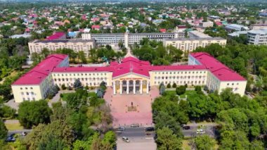 Bişkek, Kırgızistan - 30 Temmuz 2024: Kırgız Ulusal Üniversitesi 'nin çevresindeki binanın havadan görünüşü