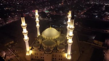 Bişkek, Kırgızistan - 16 Şubat 2024: Aydınlatılmış İmam Sarakhsi Camii 'nin havadan gece görüşü