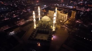 Bişkek, Kırgızistan - 16 Şubat 2024: Aydınlatılmış İmam Sarakhsi Camii 'nin havadan gece görüşü