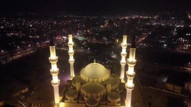 Bişkek, Kırgızistan - 16 Şubat 2024: Aydınlatılmış İmam Sarakhsi Camii 'nin havadan gece görüşü
