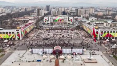 Bişkek, Kırgızistan - 21 Mart 2024: Bishkek şehrinin merkez meydanında Nowruz 'u kutlayan insanların havadan bakış açısı. Nowrus, ilkbaharın ve yeni yılın gelişinin bayramıdır.