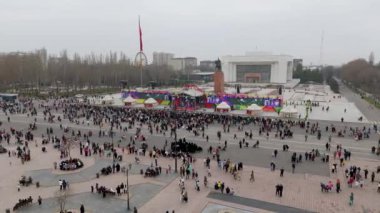 Bişkek, Kırgızistan - 21 Mart 2024: Bishkek şehrinin merkez meydanında Nowruz 'u kutlayan insanların hava manzarası. Nowrus, ilkbaharın ve yeni yılın gelişinin bayramıdır.