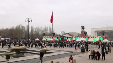 Bişkek, Kırgızistan - 21 Mart 2024: Bishkek şehrinin merkez meydanında Nowruz 'u kutlayan insanlar. Nowrus, ilkbaharın ve yeni yılın gelişinin bayramıdır.