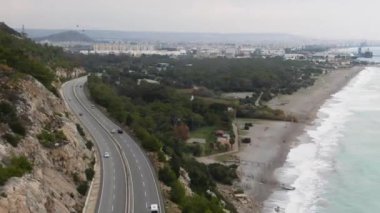 Antalya Türkiye 'de okyanus ve gondollu uçurum kenarındaki otoyol
