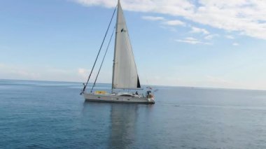 Okyanusta yüzen bir yatın havadan görünüşü