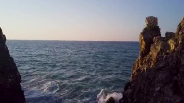 Okyanustaki su dalgalarıyla kayaların havadan görünüşü