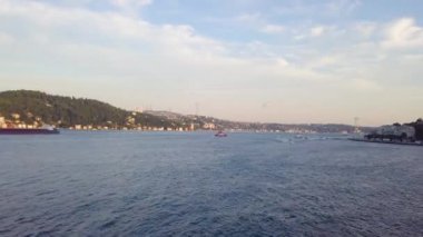 İstanbul 'da İstanbul Boğazı' nın birçok tekne ve kargo gemisiyle hava manzarası