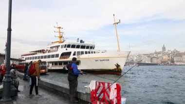 İstanbul, Türkiye - 17 Aralık 2018: İstanbul limanında balık yakalayan balıkçı