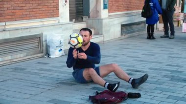 İstanbul, Türkiye - 18 Aralık 2018: İstanbul sokaklarında futbol oynayan yetenekli serbest stil futbolcusu