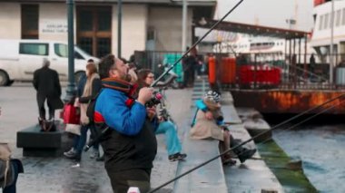 İstanbul, Türkiye - 17 Aralık 2018: İstanbul limanında elinde olta olan bir kişi