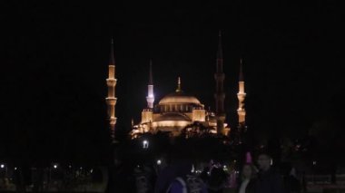 İstanbul, Türkiye - 21 Ekim 2022: Mavi Cami gece aydınlandı, karanlık gökyüzüne karşı çarpıcı bir zıtlık yarattı
