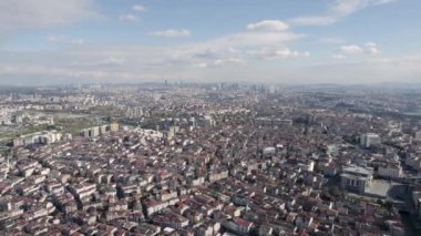 Yoğun konutları ve açık gökyüzü olan İstanbullar 'ın Avrupalı tarafının hava perspektifi