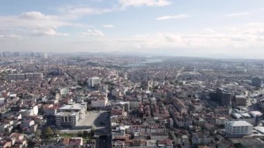 Yoğun konutları ve açık gökyüzü olan İstanbullar 'ın Avrupalı tarafının hava perspektifi