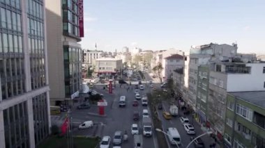 İstanbul, Türkiye - 21 Ekim 2022: Modern binalar ve hastanelerle çevrili yoğun bir İstanbul caddesi, arabalar ve yayalar