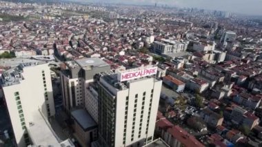 İstanbul, Türkiye - 21 Ekim 2022: İstanbul 'un Avrupa yakasına tanınmış Tıp Parkı hastane binasıyla hava görünümü