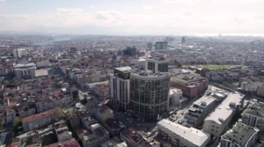 İstanbul, Türkiye - 21 Ekim 2022: İstanbul 'un Avrupa yakasına tanınmış Tıp Parkı hastane binasıyla hava görünümü
